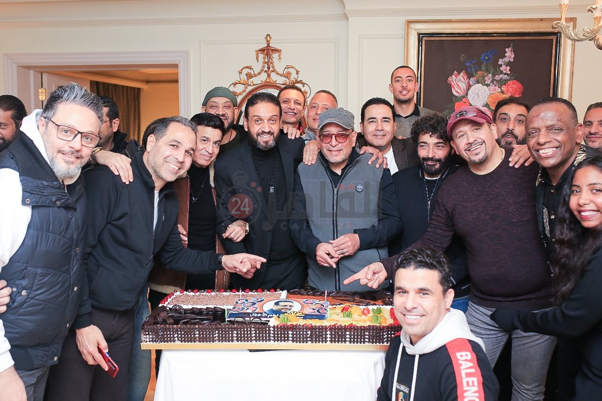 علاء عبد الخالق يتوسط حميد وهشام وعبد المجيد والاصدقاء