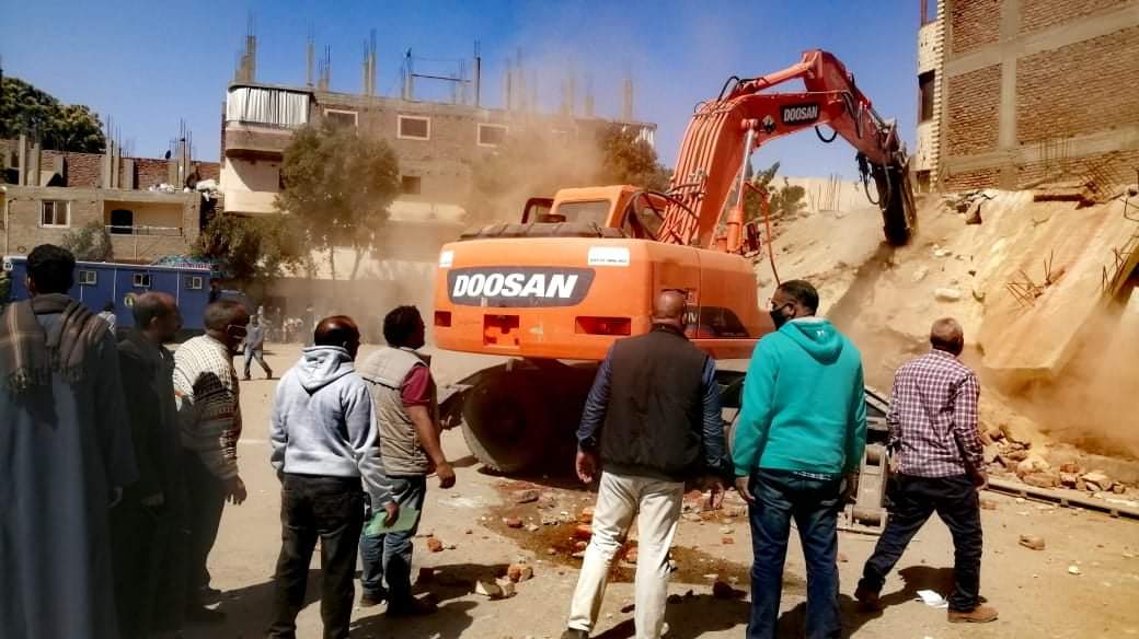 إزالة البناء المخالف على أملاك الدولة بالأقصر
