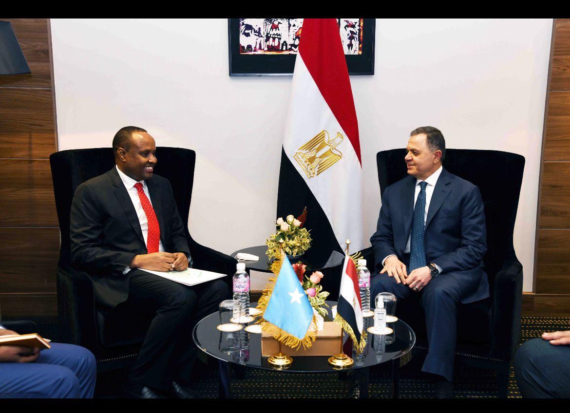وزير الداخلية مع نظيرة الصومالي 