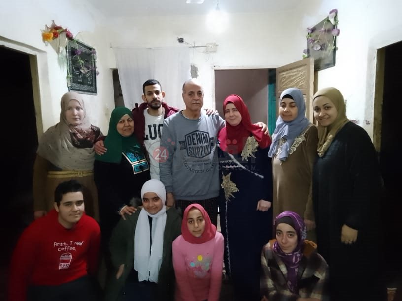 إبراهيم وسط أفراد أسرته بعد عودته من أوكرانيا 01