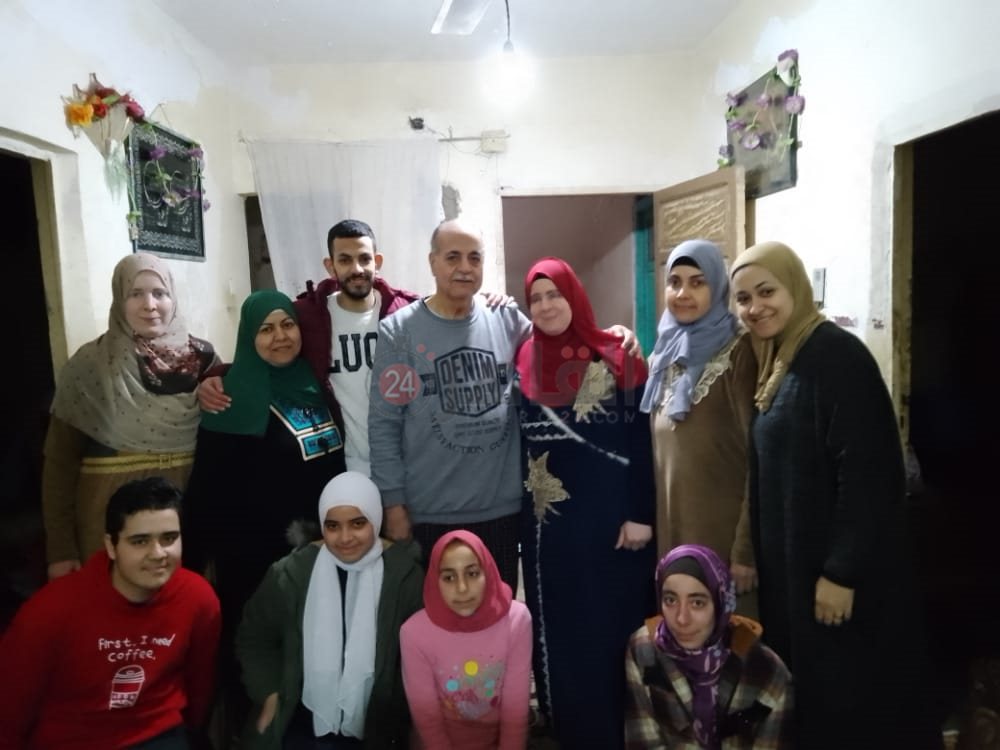 إبراهيم وسط أفراد أسرته بعد عودته من أوكرانيا 02