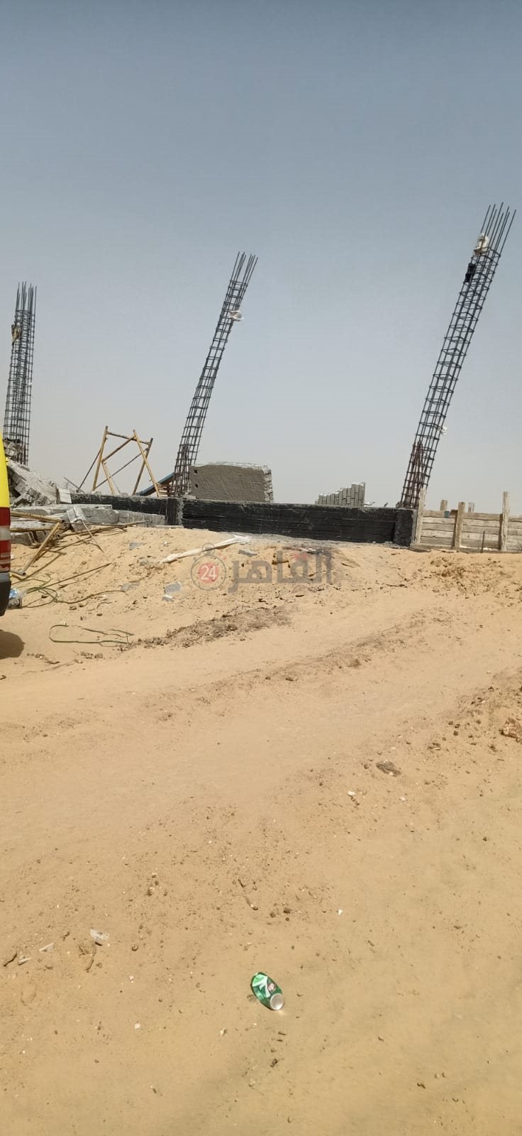 موقع حادث انهيار سور الشركة على العمال 01