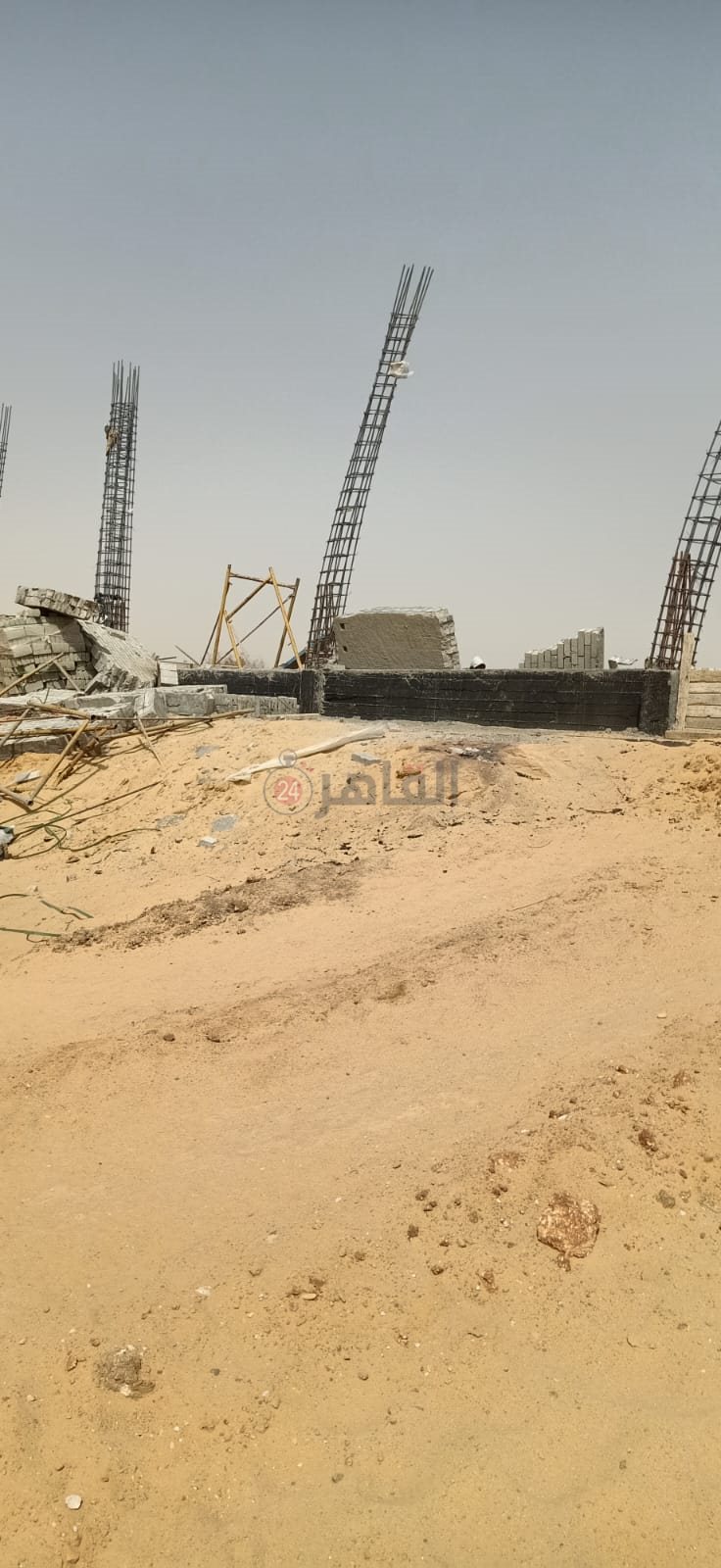 موقع حادث انهيار سور الشركة على العمال 02