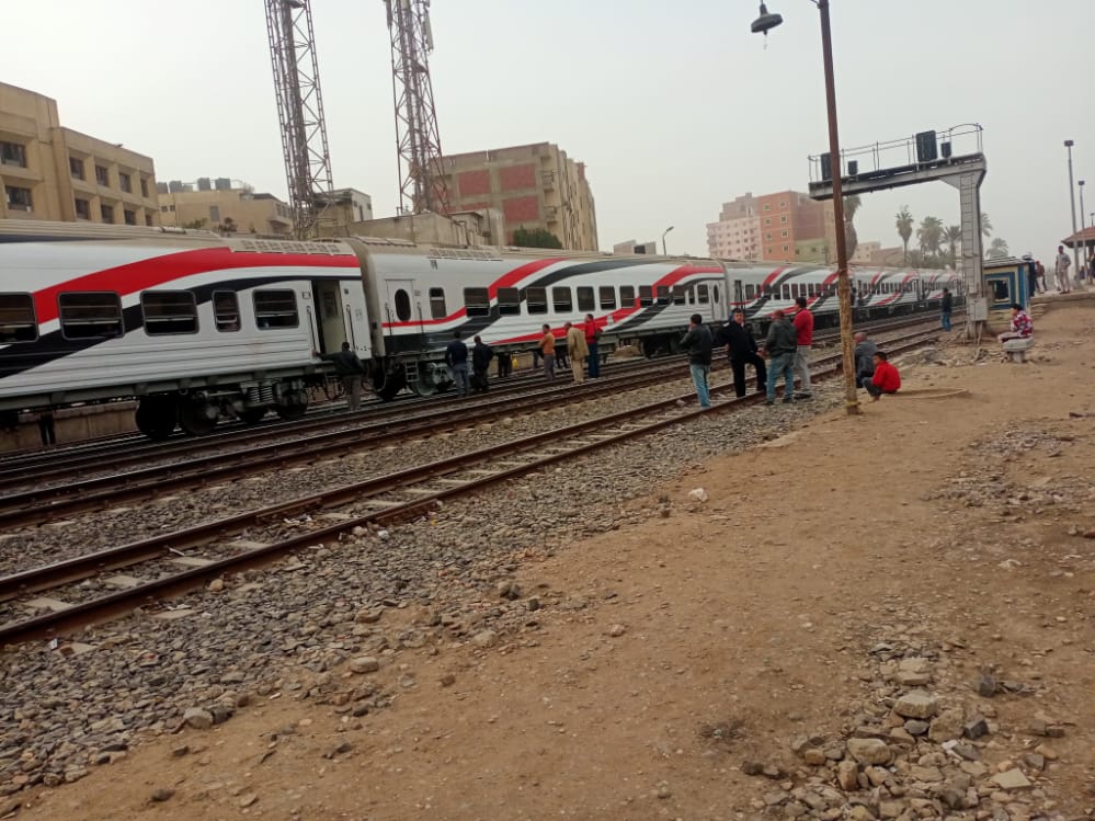 تصاعد الأدخنة من قطار رقم 21