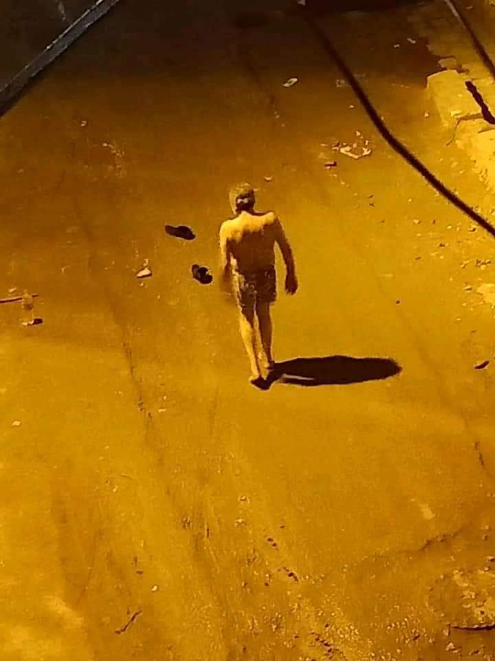 مُسن يسير عاريًا في الطريق العام بالشرقية