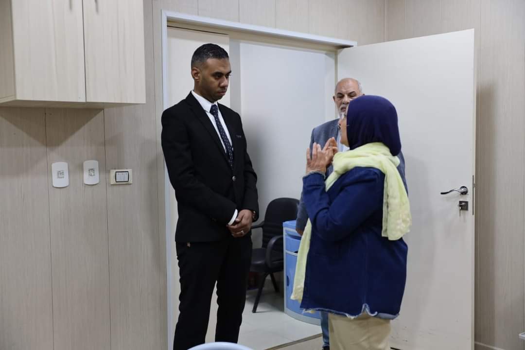 محمود المملوك في زيارة لمركز أورام الفيوم