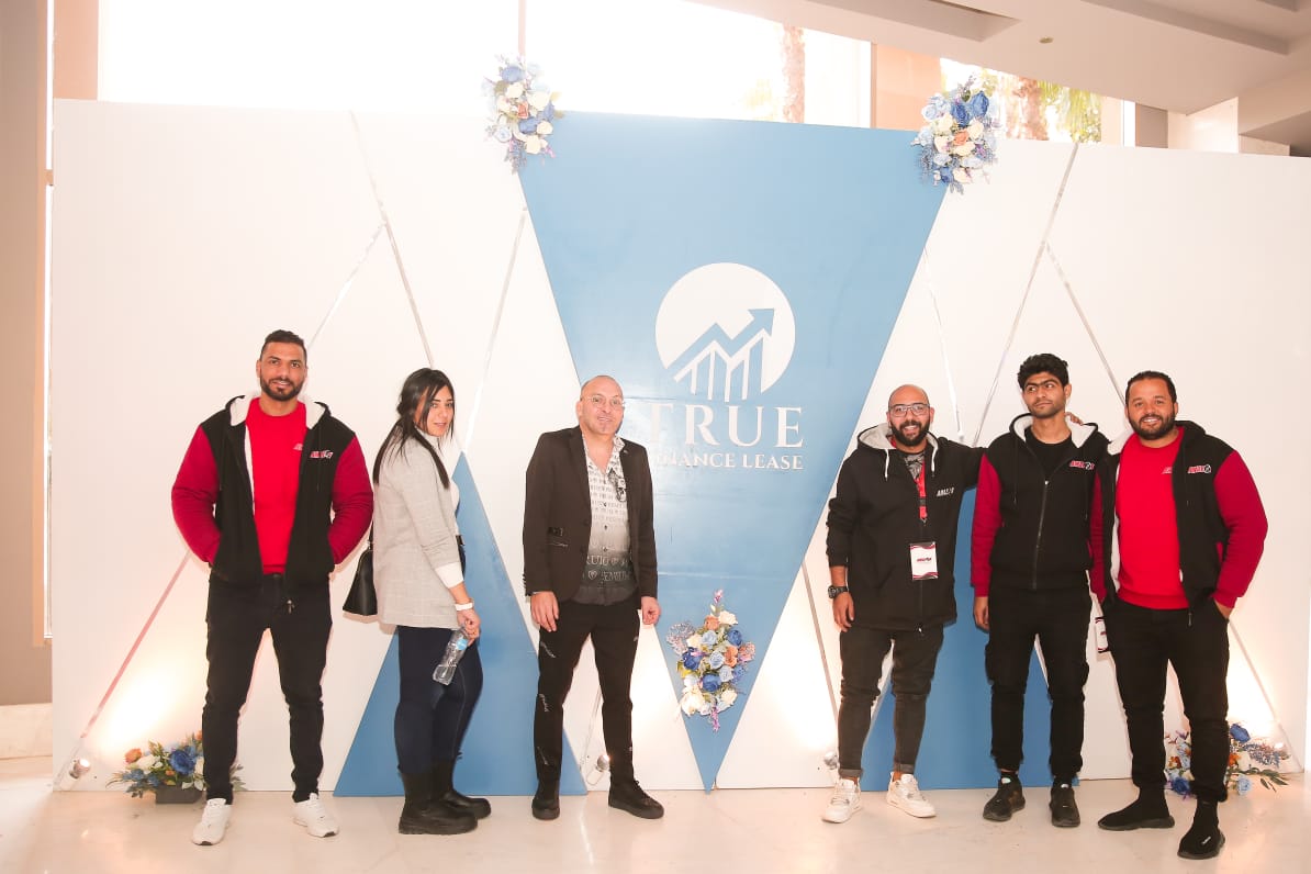 ياسر الحريري وفريق العمل