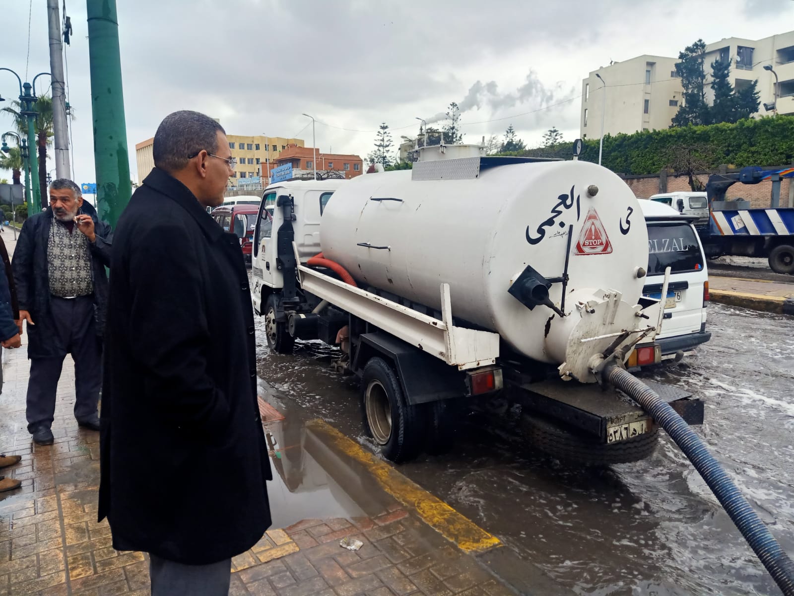 محافظ الإسكندرية يتابع تصريف مياه الأمطار 