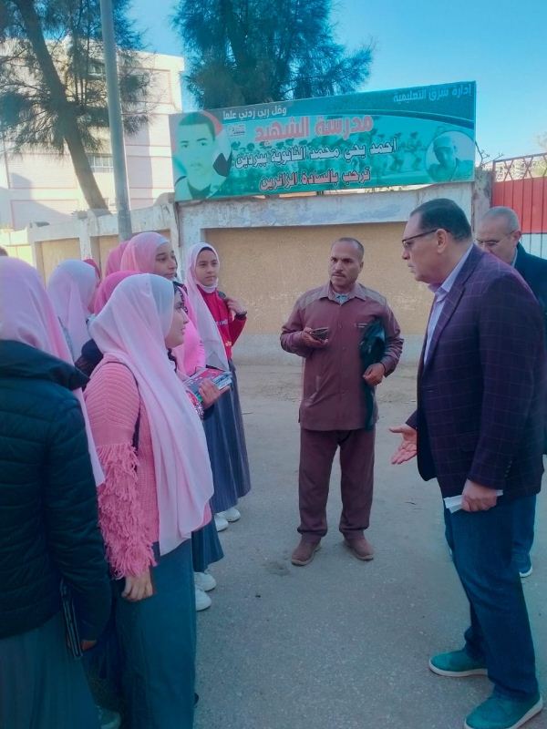 جولة محافظ الشرقية في المدرسة 02