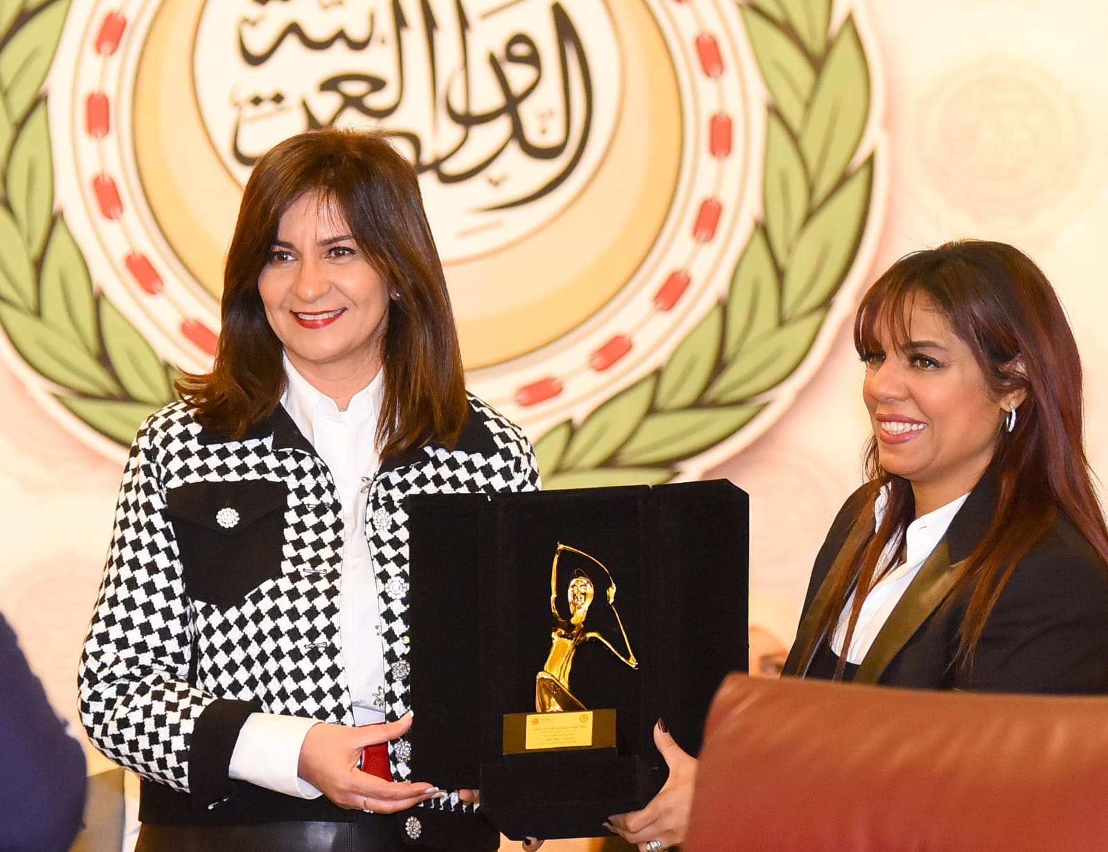 تكريم وزيرة الهجرة بدرع الإنسانية من المجلس العربي