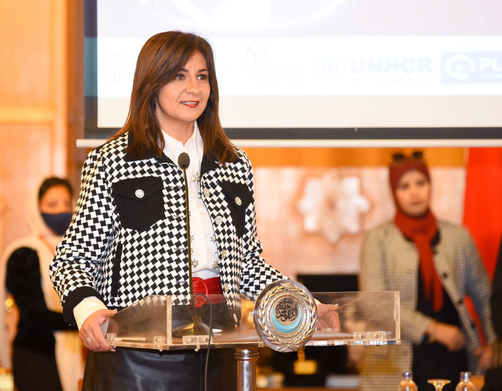 تكريم وزيرة الهجرة بدرع الإنسانية من المجلس العربي