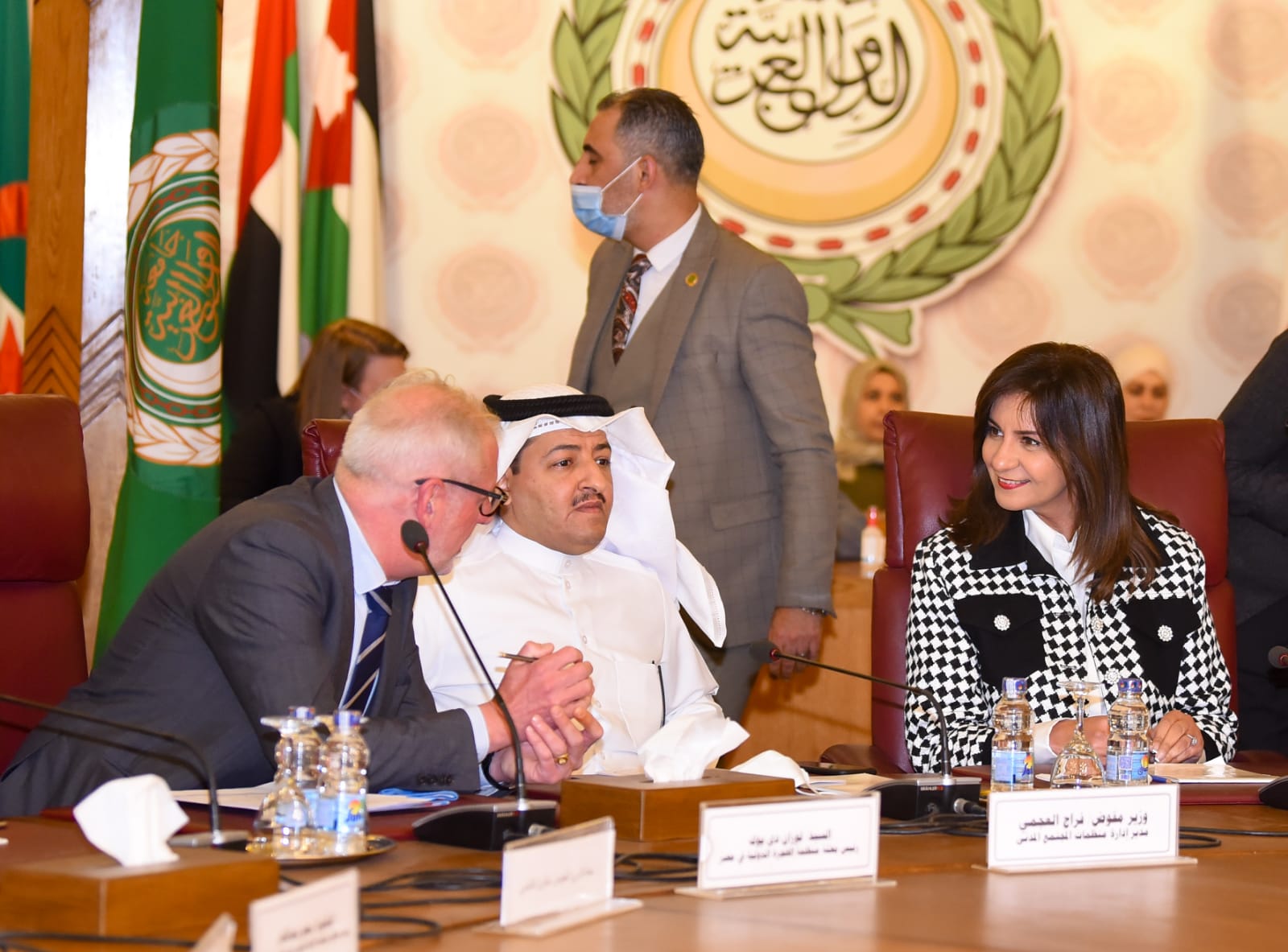 تكريم وزيرة الهجرة بدرع الإنسانية من المجلس العربي