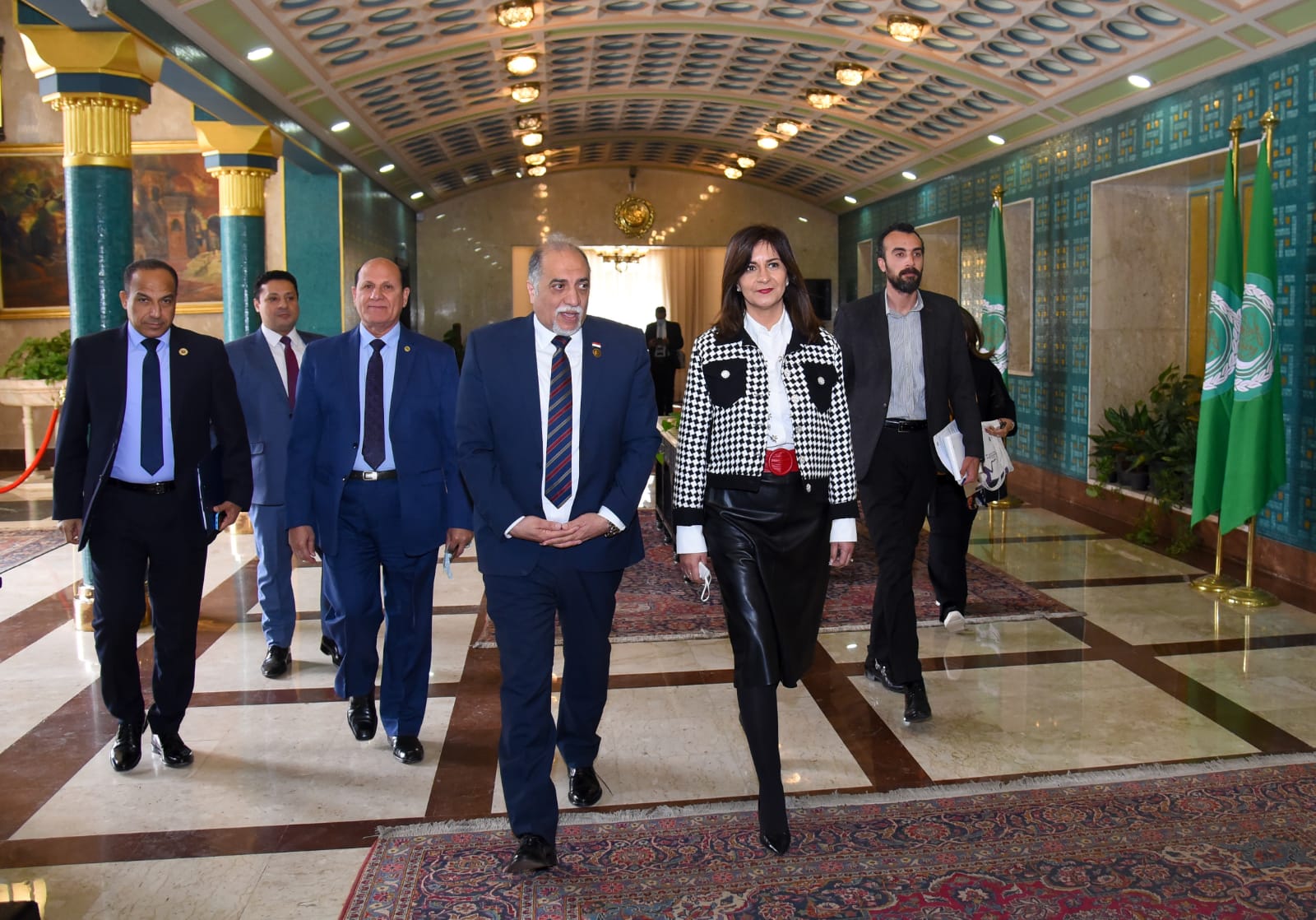 تكريم وزيرة الهجرة بدرع الإنسانية من المجلس العربي