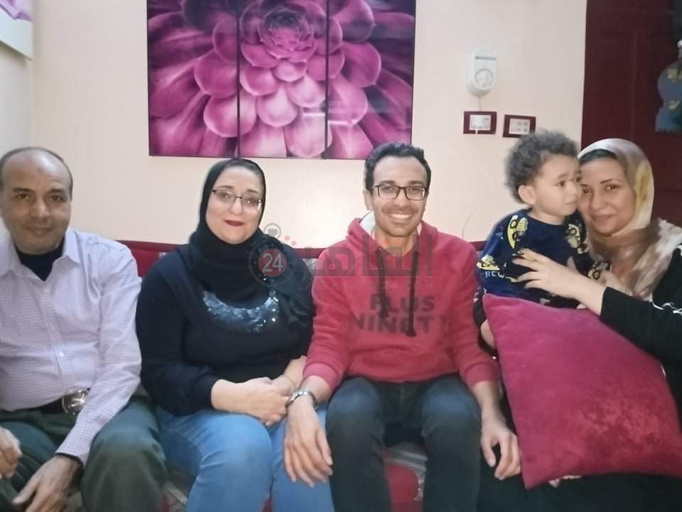 الأم المثالية بالأقصر للأعمال التطوعية مع نجليها وزوجها 