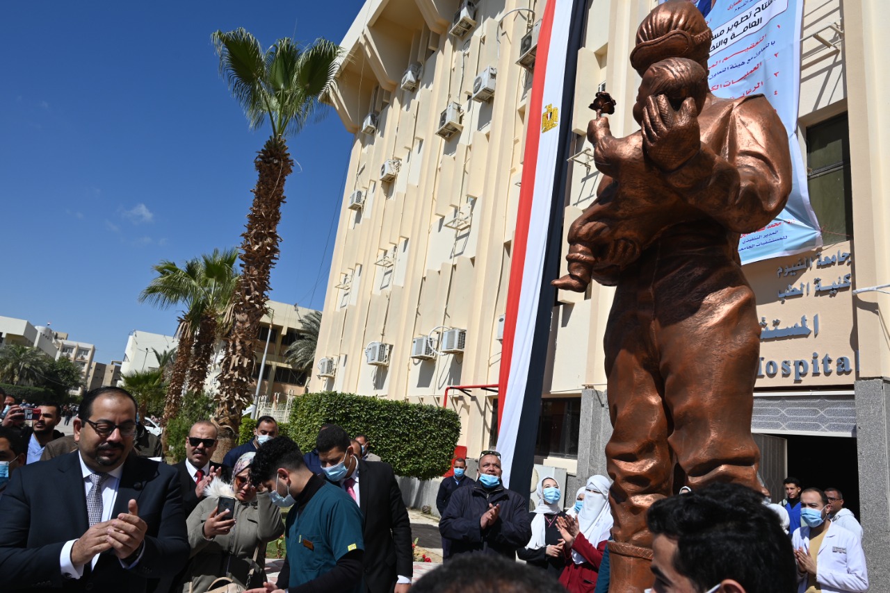 إزالة الستار عن تمثال تذكاري لشهداء كورونا