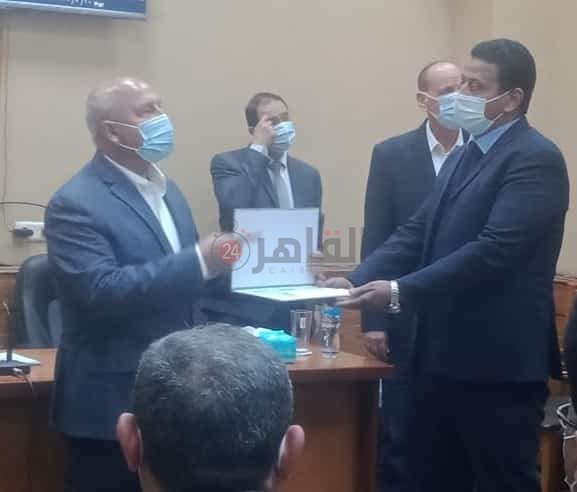 وزير النقل يكرم أحد العاملين 