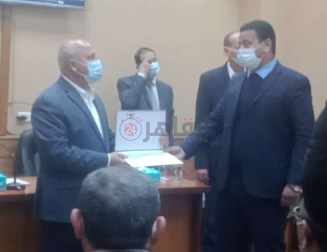 وزير النقل يكرم أحد العاملين 