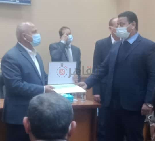 وزير النقل يكرم أحد العاملين 