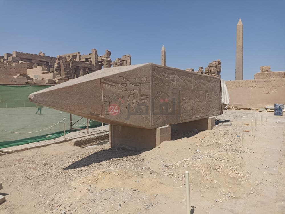 أعمال رفع مسلة حتشبسوت الراقدة في معابد الكرنك (7)