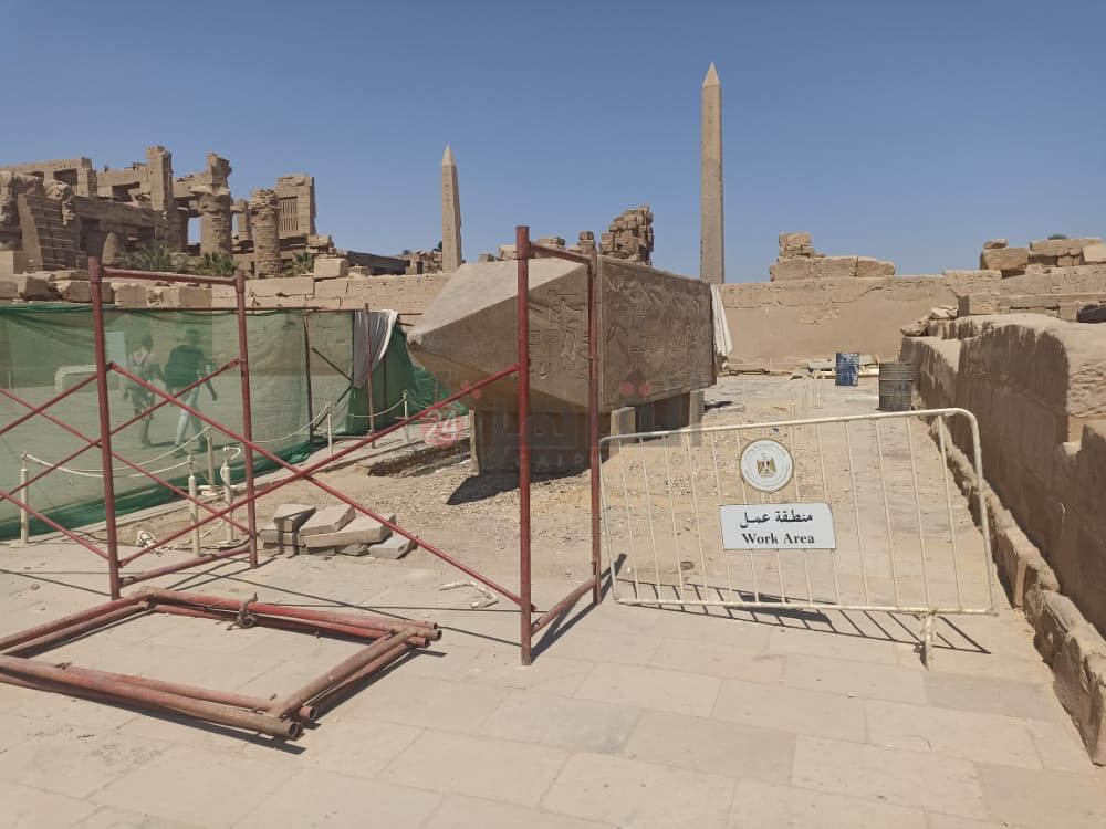 أعمال رفع مسلة حتشبسوت الراقدة في معابد الكرنك (8)
