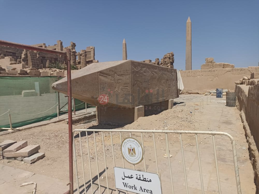 أعمال رفع مسلة حتشبسوت الراقدة في معابد الكرنك (9)