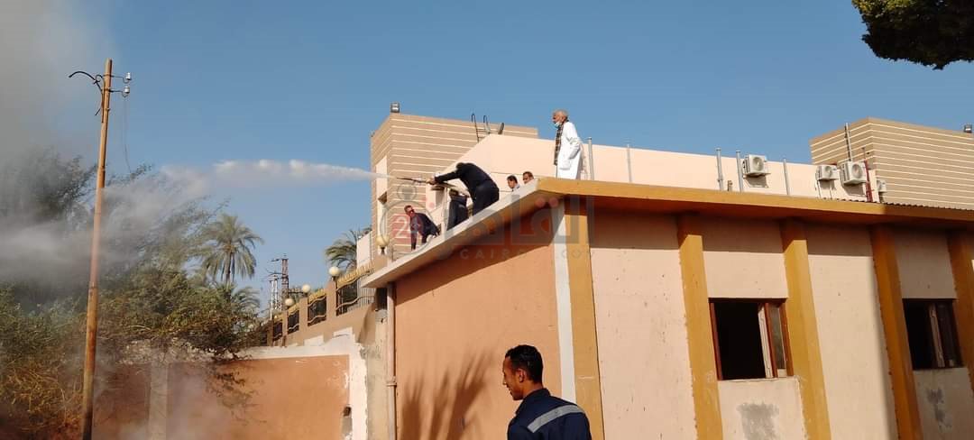 إخماد الحريق بسور المدرسة 10