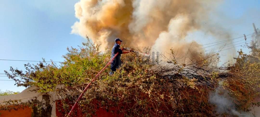 إخماد الحريق بسور المدرسة 8