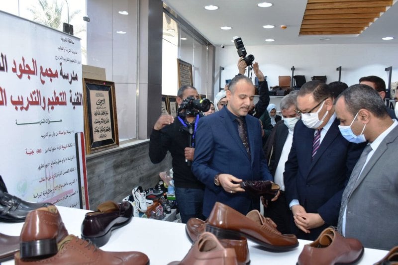 محافظ الشرقية يقتتح معرض منتجات مدارس التعليم المزدوج بالعاشر من رمضان 02