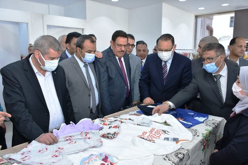 محافظ الشرقية يقتتح معرض منتجات مدارس التعليم المزدوج بالعاشر من رمضان 03