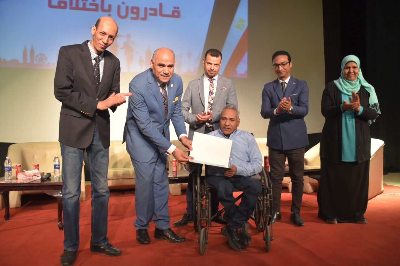 قادرون باختلاف 10