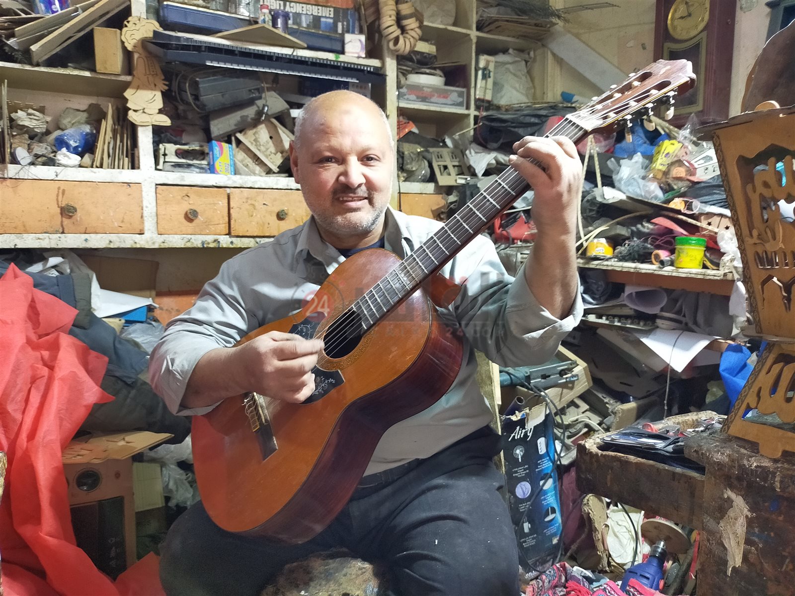 أسامة محمد.. فنان الأركيت والجيتار في الفيوم