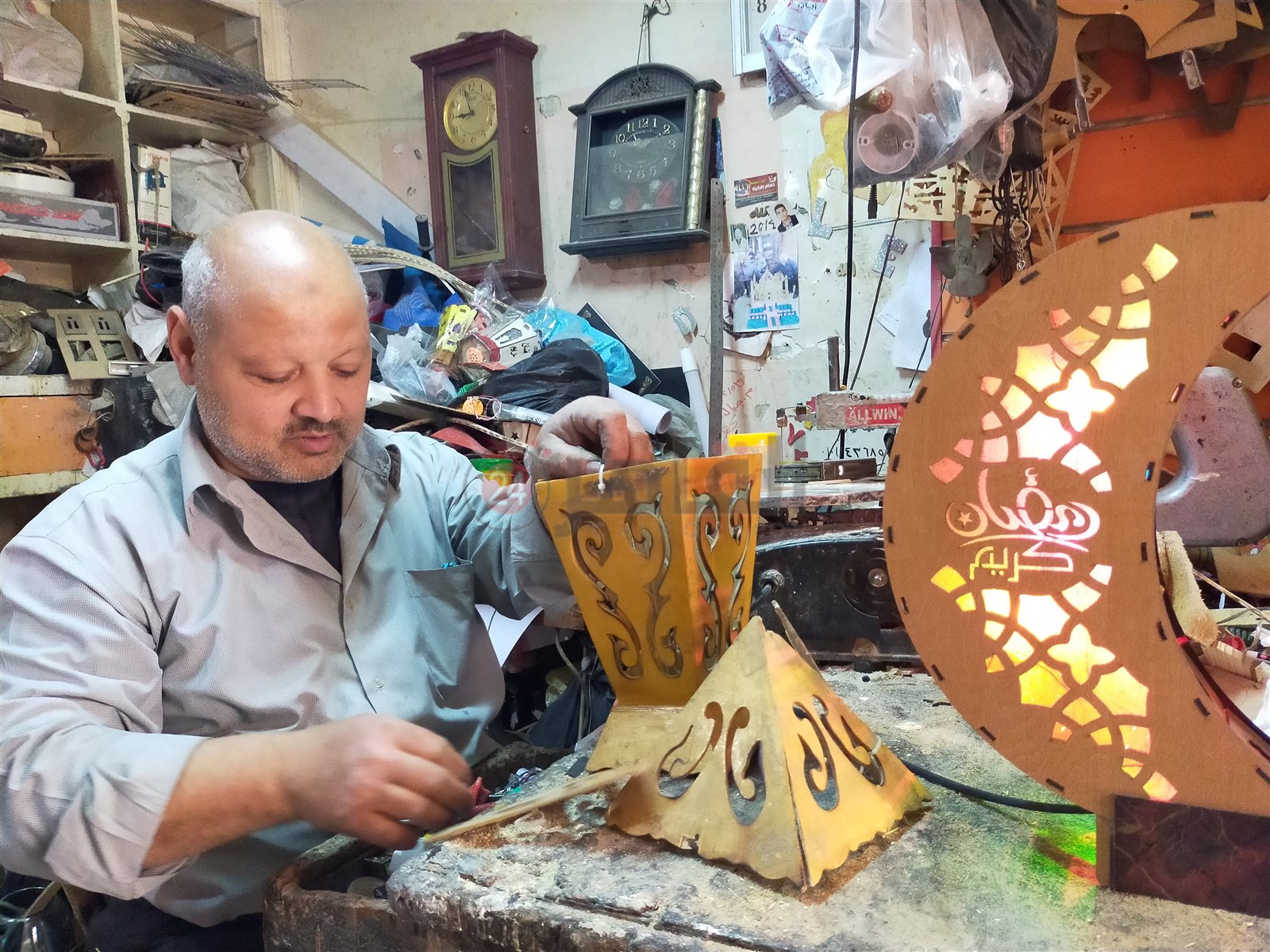 أسامة محمد يصنع الفوانيس الأركيت