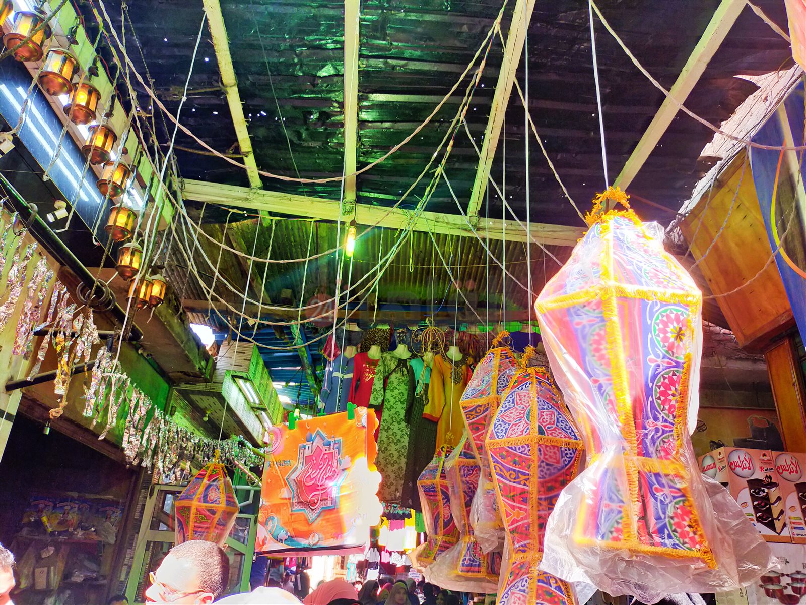 الفيوم تتزين بالفوانيس الكبيرة والزينة الخيامية احتفالًا بقدوم شهر رمضان المبارك