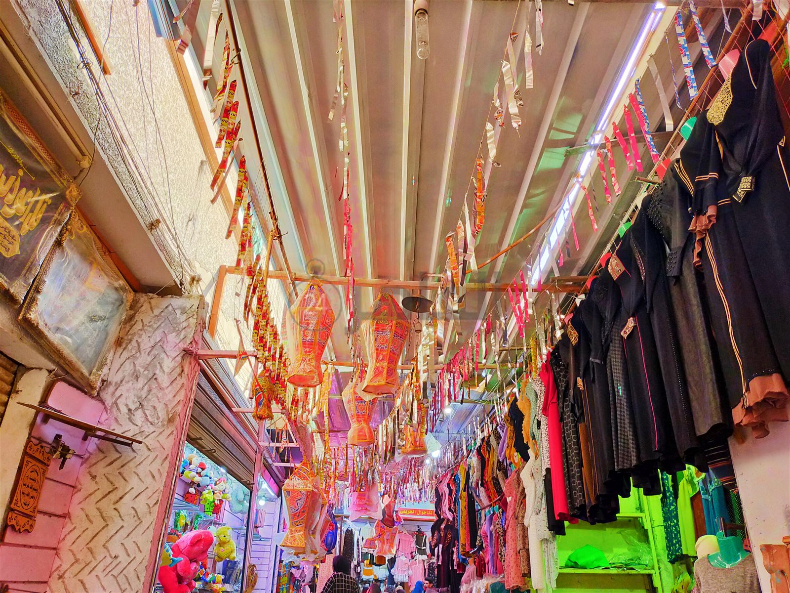 الفيوم تتزين بالفوانيس الكبيرة والزينة الخيامية احتفالًا بقدوم شهر رمضان المبارك