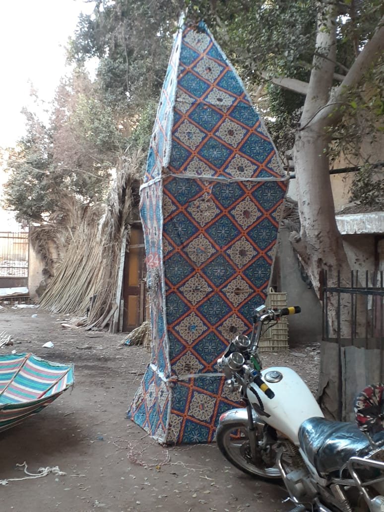 فانوس كبير صنعه السيد من جريد النخل