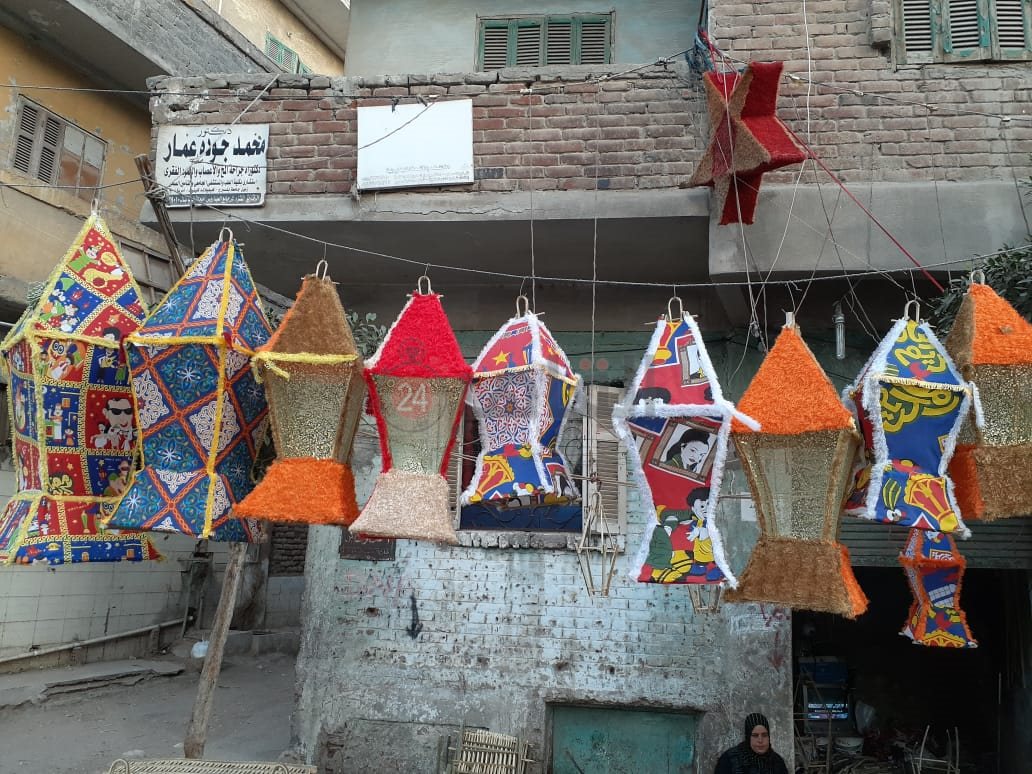 فوانيس من الجريد مزينة