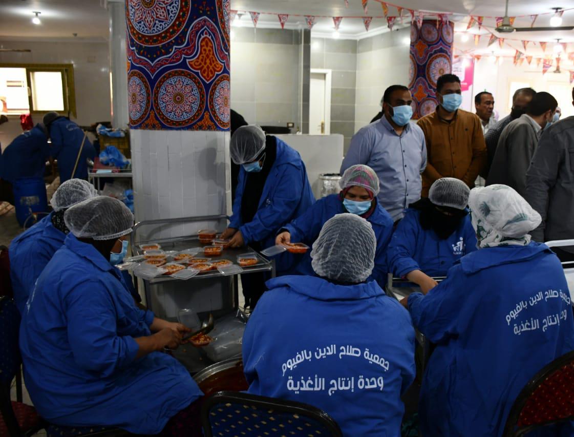 محافظ الفيوم يتفقد مائدة جمعية صلاح الدين لإفطار الصائمين 