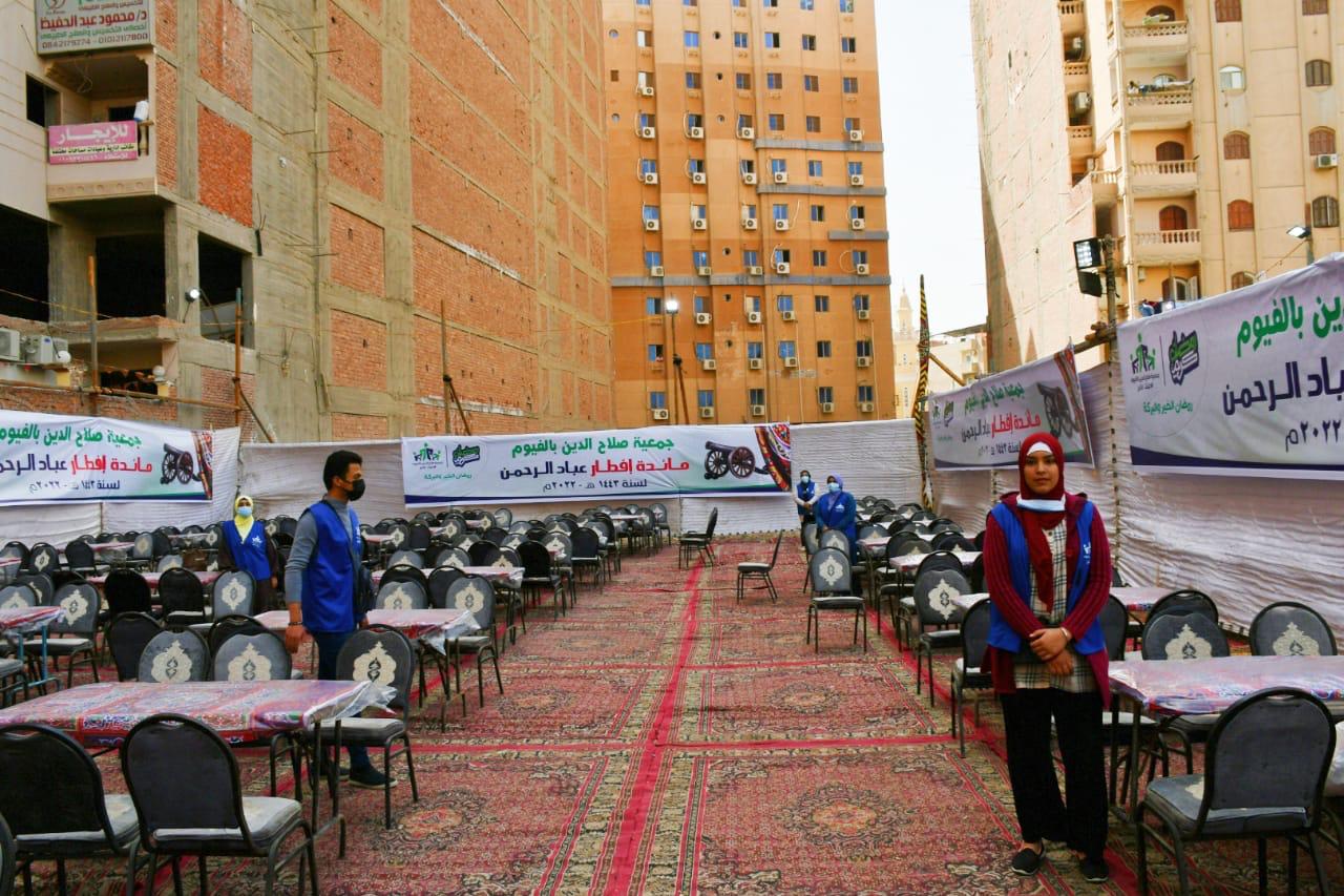 محافظ الفيوم يتفقد مائدة جمعية صلاح الدين لإفطار الصائمين 