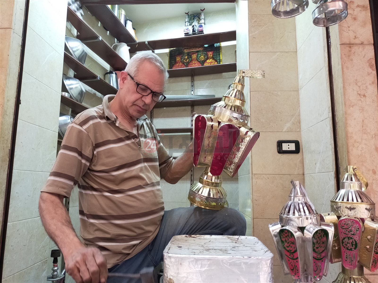 رجب درويش أسطورة صناعة الفوانيس في الفيوم