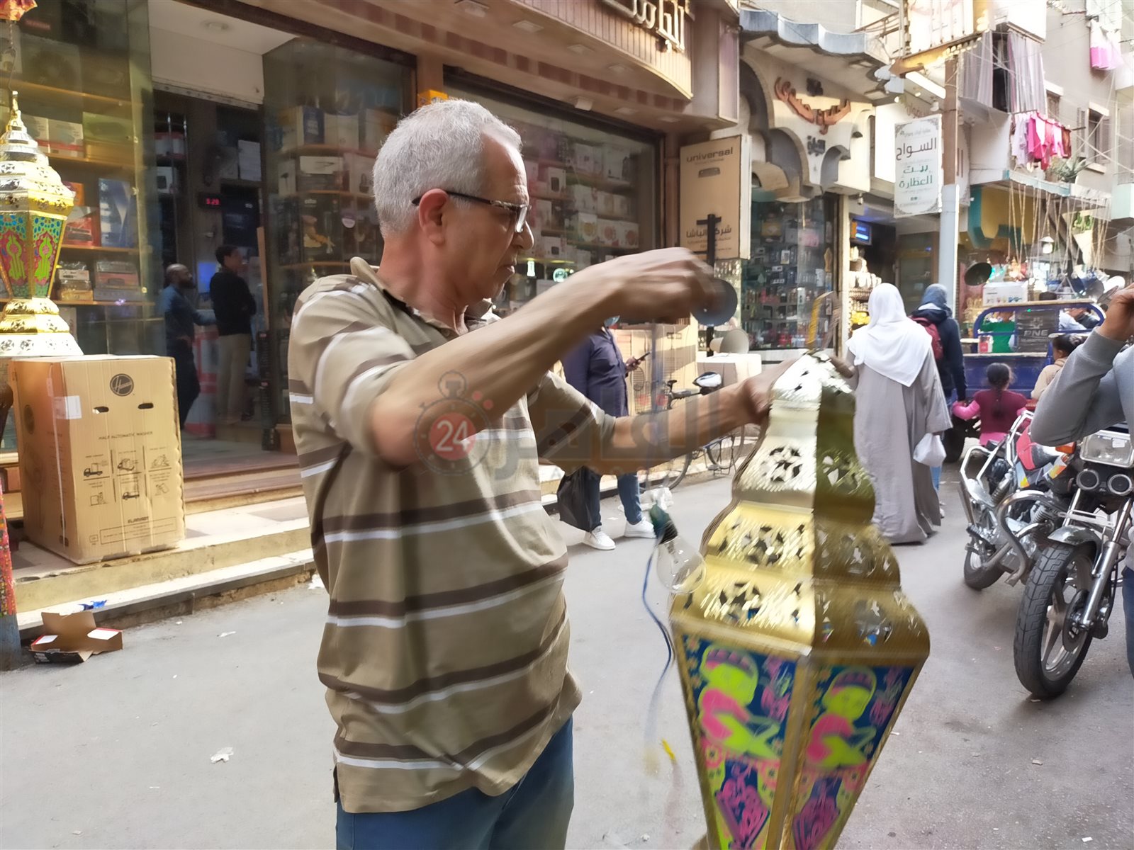 عم رجب أسطورة الفوانيس الصاج بالفيوم