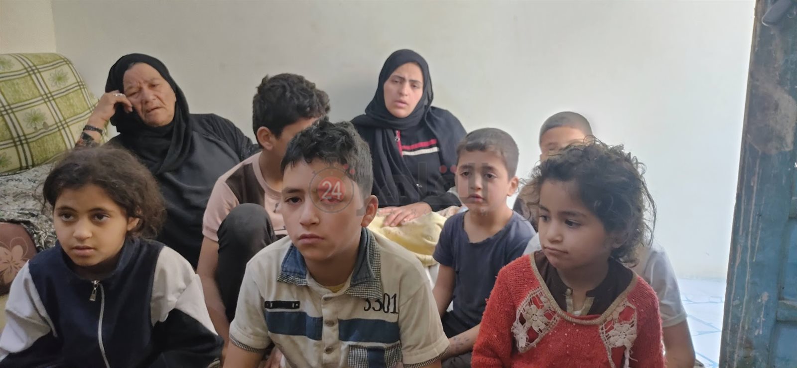 أطفال المجني عليه الثمانية ووالدتهم وجدتهم