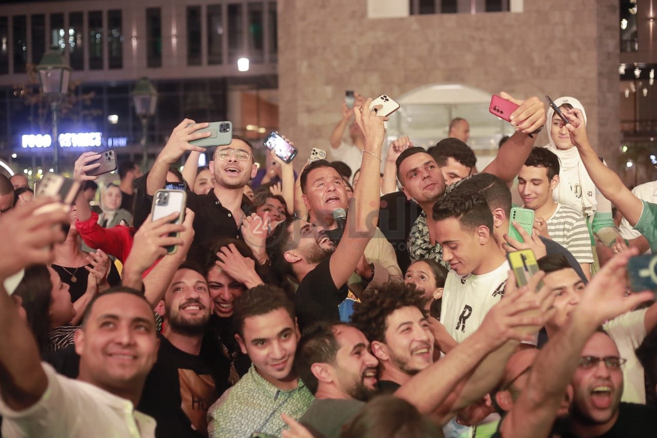 الجمهور يحتشد بالسيلفي في استقبال فؤش