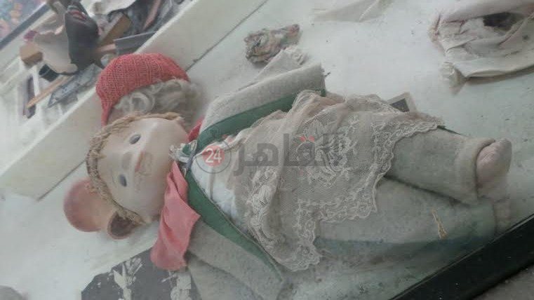 عروسة لعبة لأحد التلاميذ ضحايا المجزرة