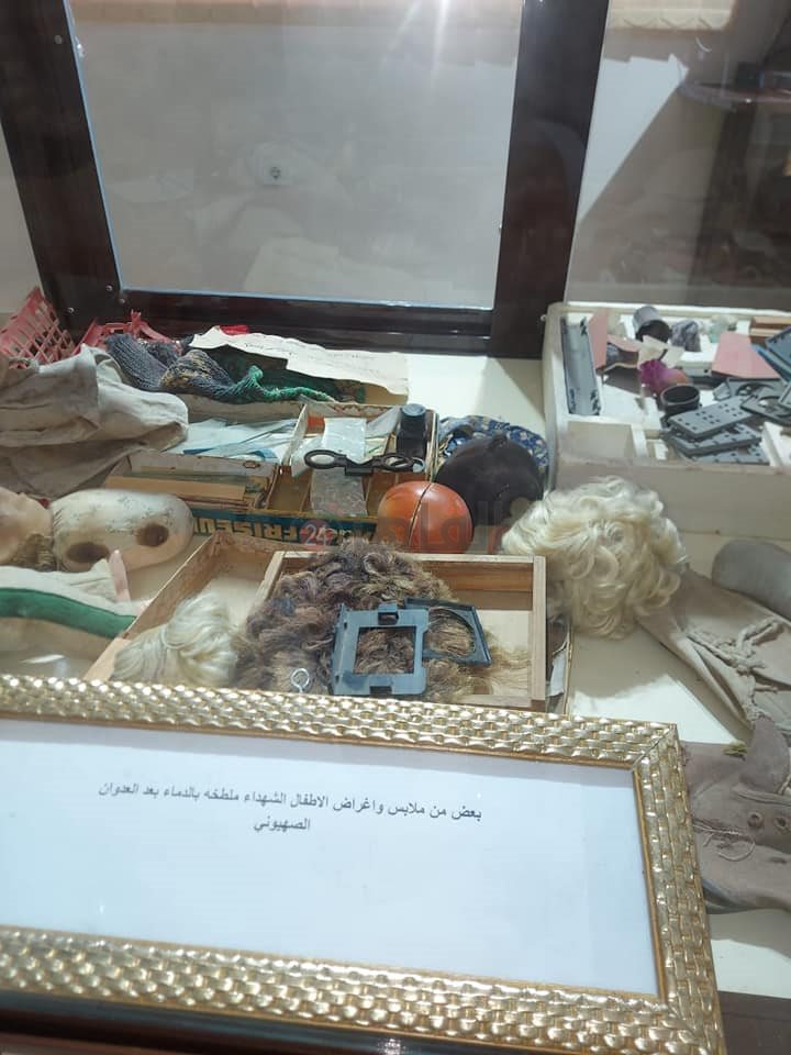 متعلقات الشهداء داخل صناديق زجاجية في المتحف 02