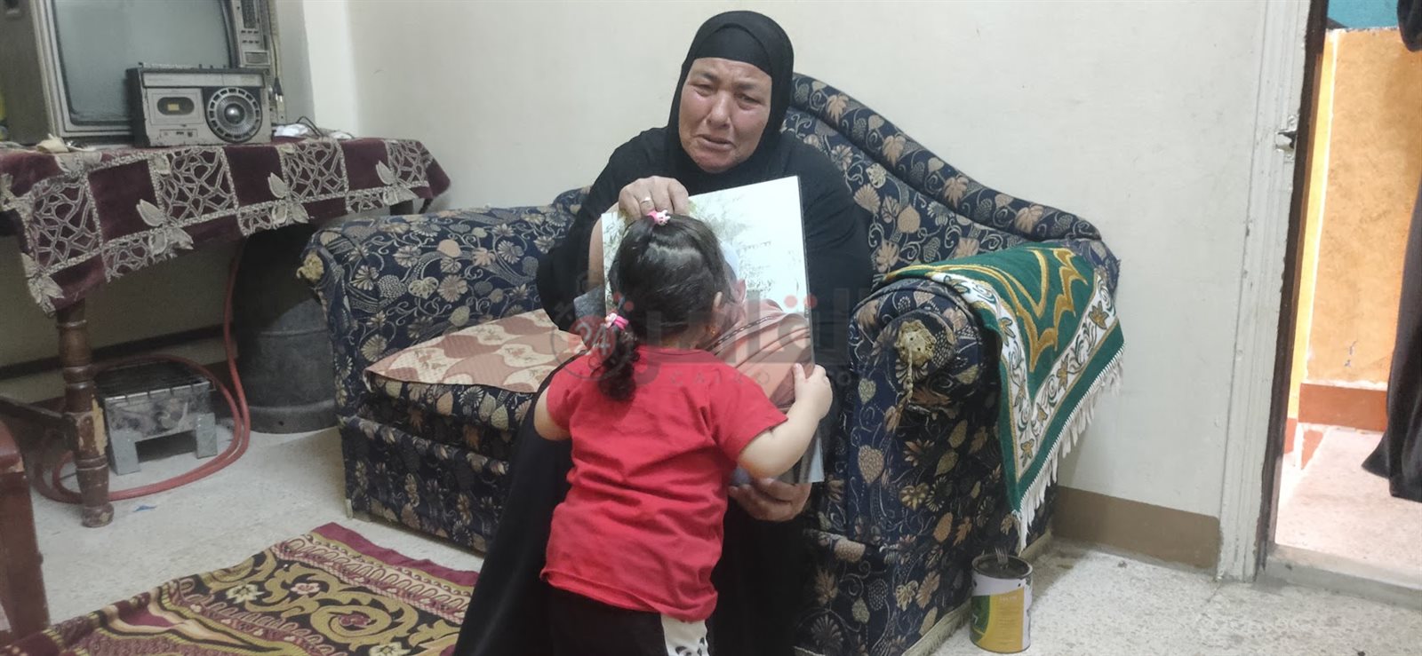 حفيدة المجني عليه تُقبل صورته وسط بكاء جدتها