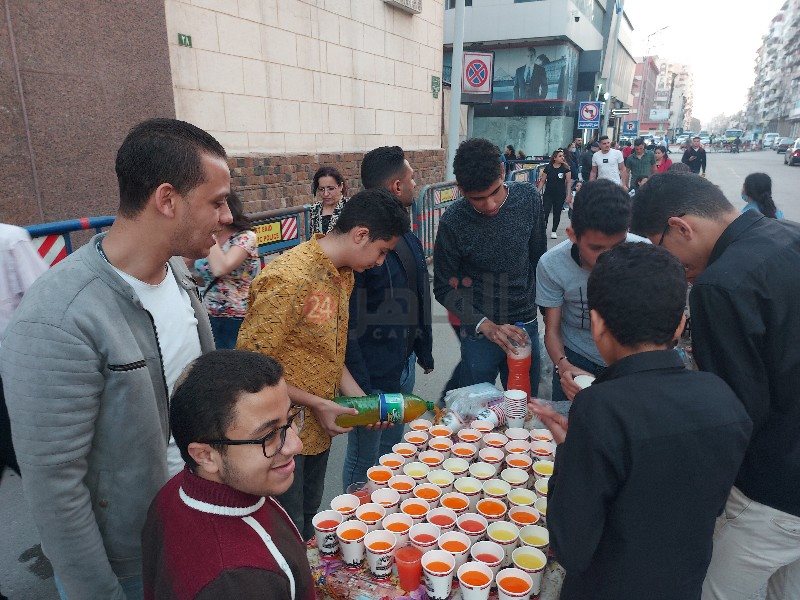 أقباط بورسعيد يوزعون وجبات الإفطار علي الصائمين