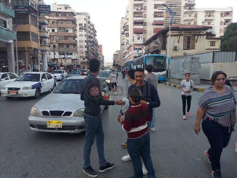 أقباط بورسعيد يوزعون وجبات الإفطار علي الصائمين10