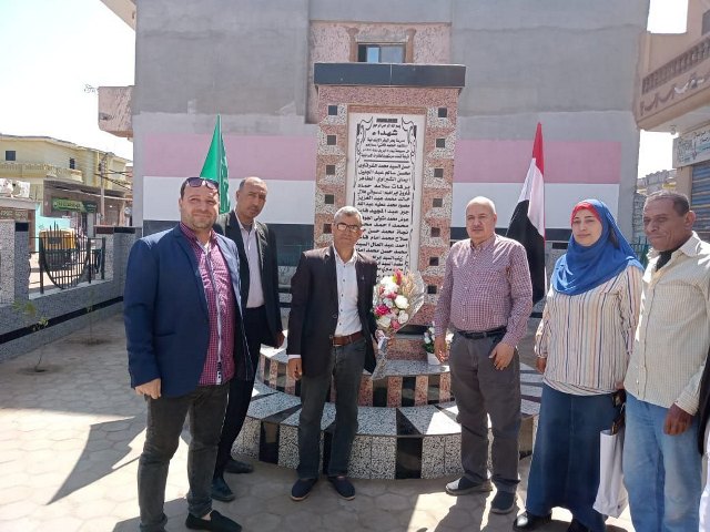 رئيس مدينة الحسينية يضع الزهور على النصب التذكاري