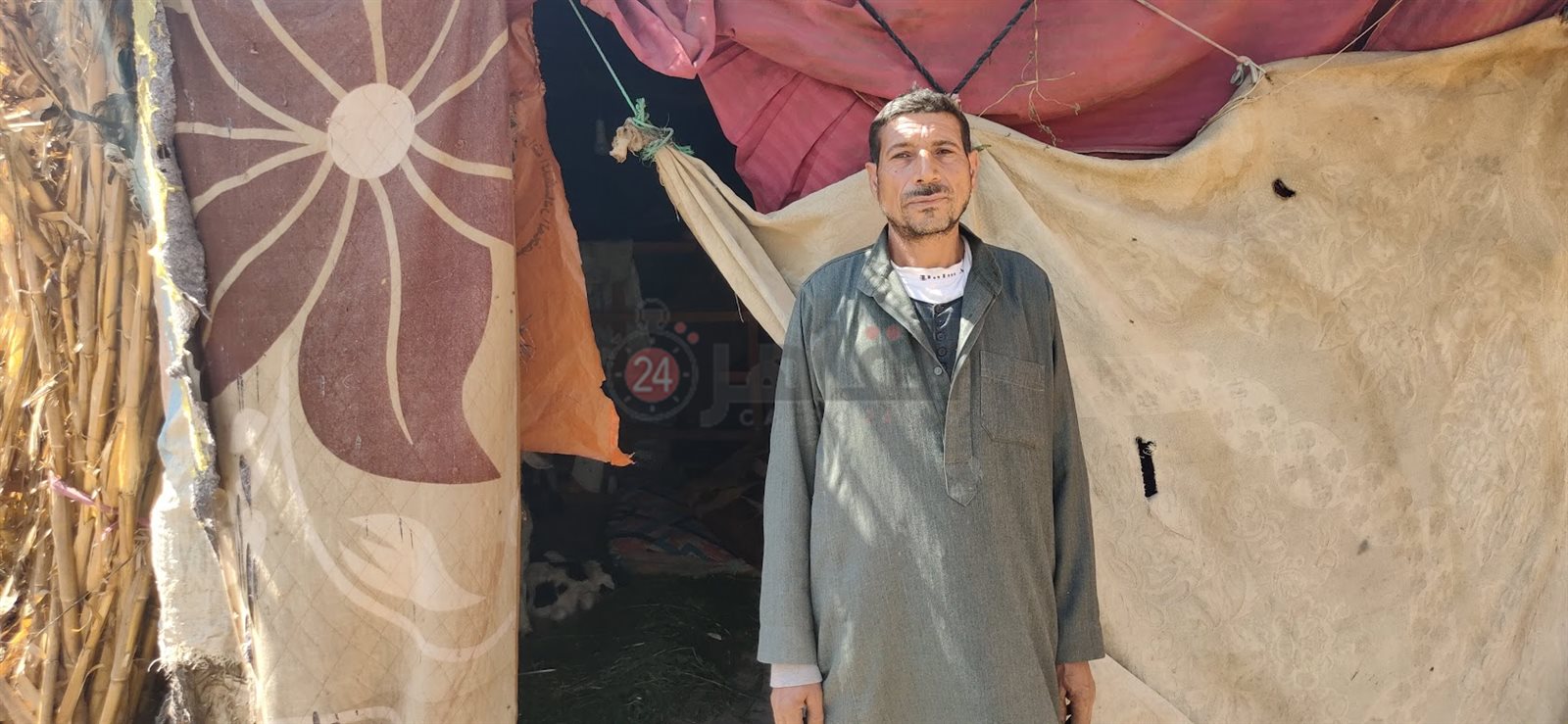 إبراهيم أمام الكوخ الذي يأويه الآن 01