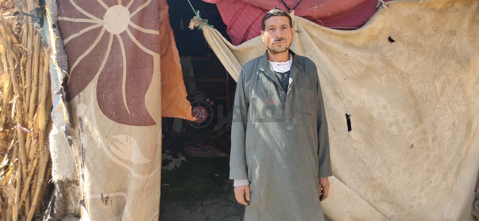 إبراهيم أمام الكوخ الذي يأويه الآن 02